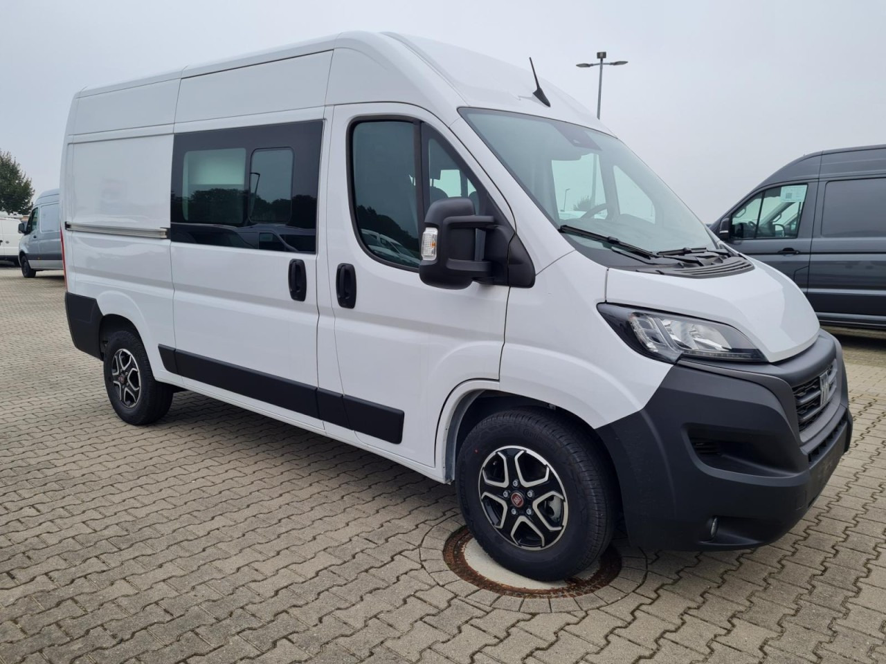 Fiat Ducato 35 Kombi Doka 7-Sitze 2x Schiebetür Maxi L2H2 - מיניבוס, כלי רכב מסחרי לנוסעים: תמונה 4 Fiat Ducato 35 Kombi Doka 7-Sitze 2x Schiebetür Maxi L2H2 - מיניבוס, כלי רכב מסחרי לנוסעים: תמונה 4