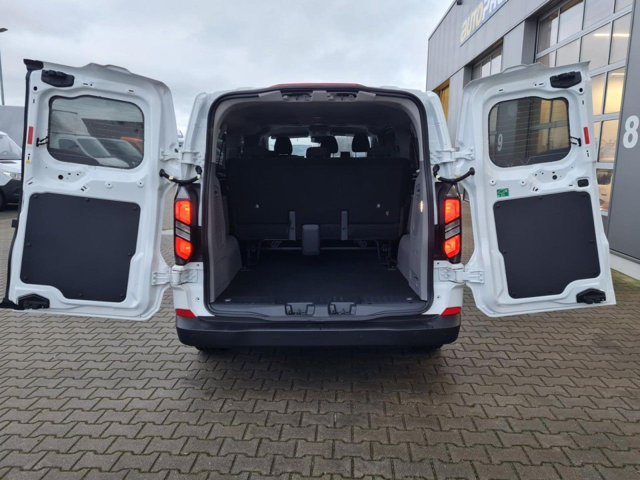Ford Transit Custom Kombi 320 L2 Trend 9 Sitze KAMERA - מכונית: תמונה 5 Ford Transit Custom Kombi 320 L2 Trend 9 Sitze KAMERA - מכונית: תמונה 5