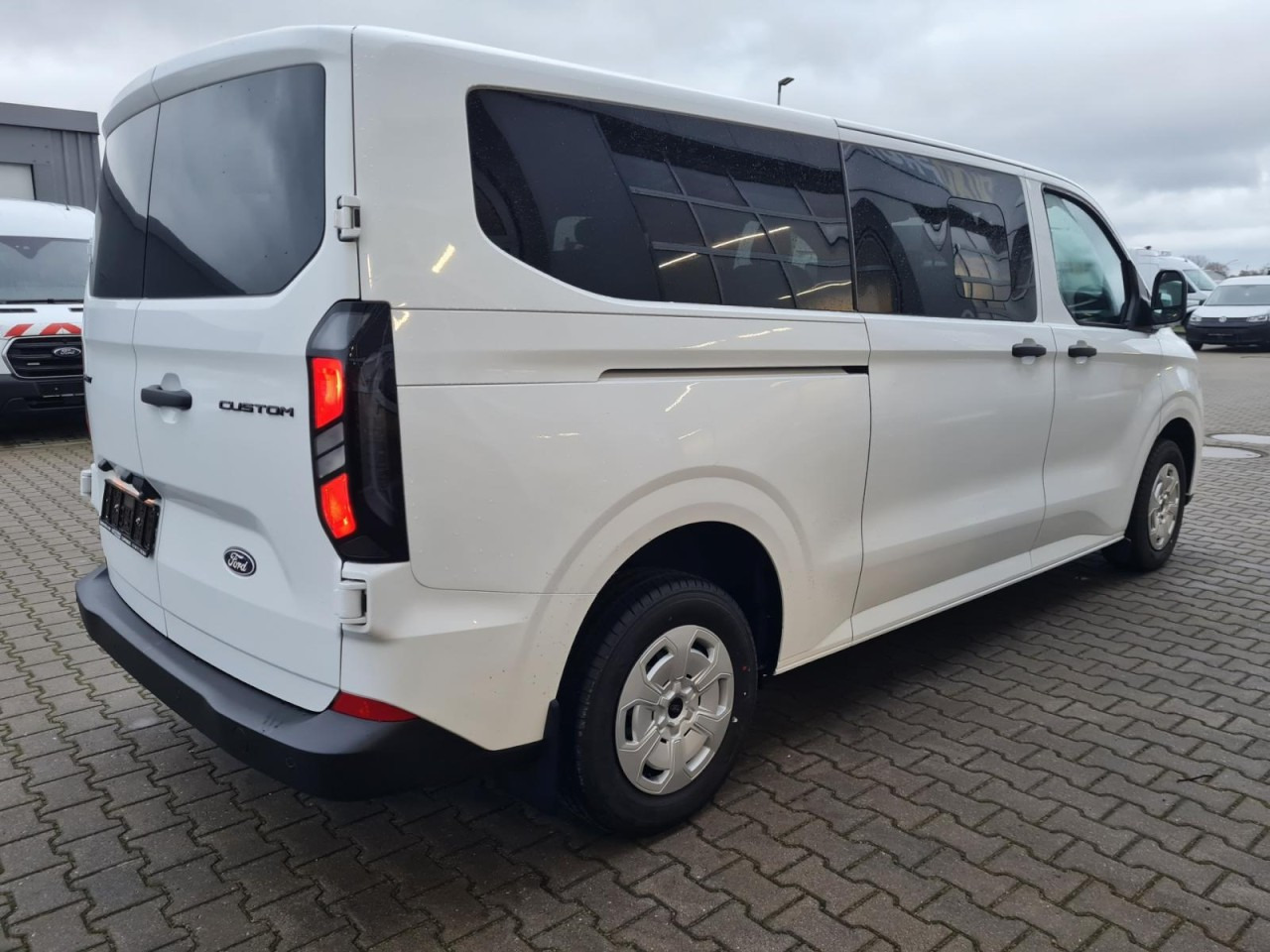 Ford Transit Custom Kombi 320 L2 Trend 9 Sitze KAMERA - מיניבוס, כלי רכב מסחרי לנוסעים: תמונה 4 Ford Transit Custom Kombi 320 L2 Trend 9 Sitze KAMERA - מיניבוס, כלי רכב מסחרי לנוסעים: תמונה 4