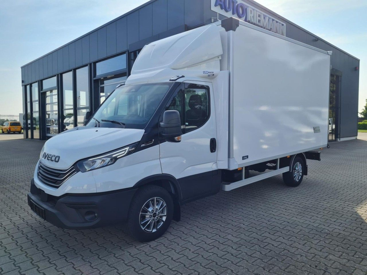 Iveco 35S 18 3.0 Koffer Hi Matic LM KLIMA KAMERA Navig - כלי רכב מסחרי עם תיבה: תמונה 3 Iveco 35S 18 3.0 Koffer Hi Matic LM KLIMA KAMERA Navig - כלי רכב מסחרי עם תיבה: תמונה 3