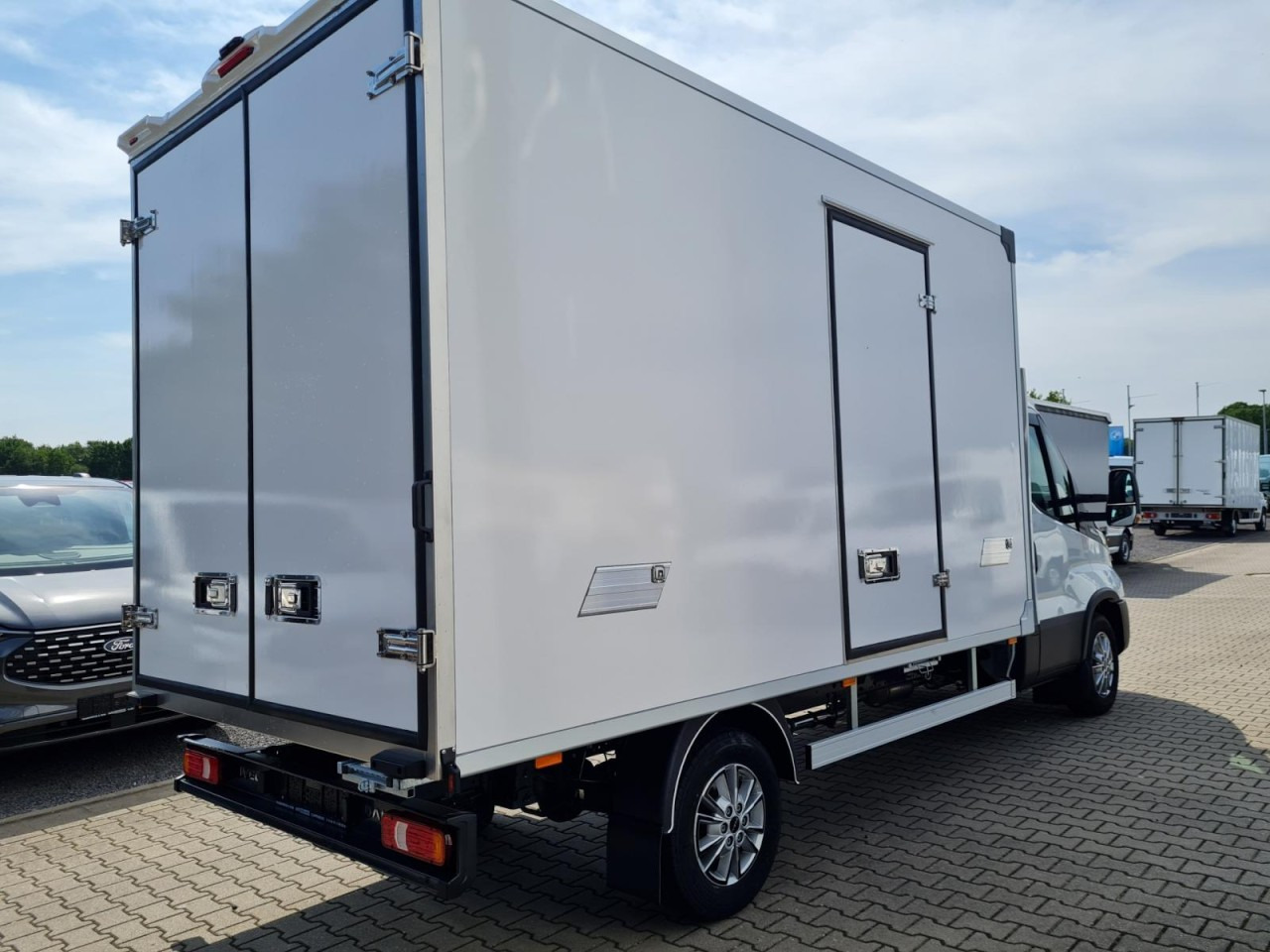 Iveco DAILY 35S18 Koffer Automatik ALU KAMERA NAVI TEMPOMAT - כלי רכב מסחרי עם תיבה: תמונה 4 Iveco DAILY 35S18 Koffer Automatik ALU KAMERA NAVI TEMPOMAT - כלי רכב מסחרי עם תיבה: תמונה 4