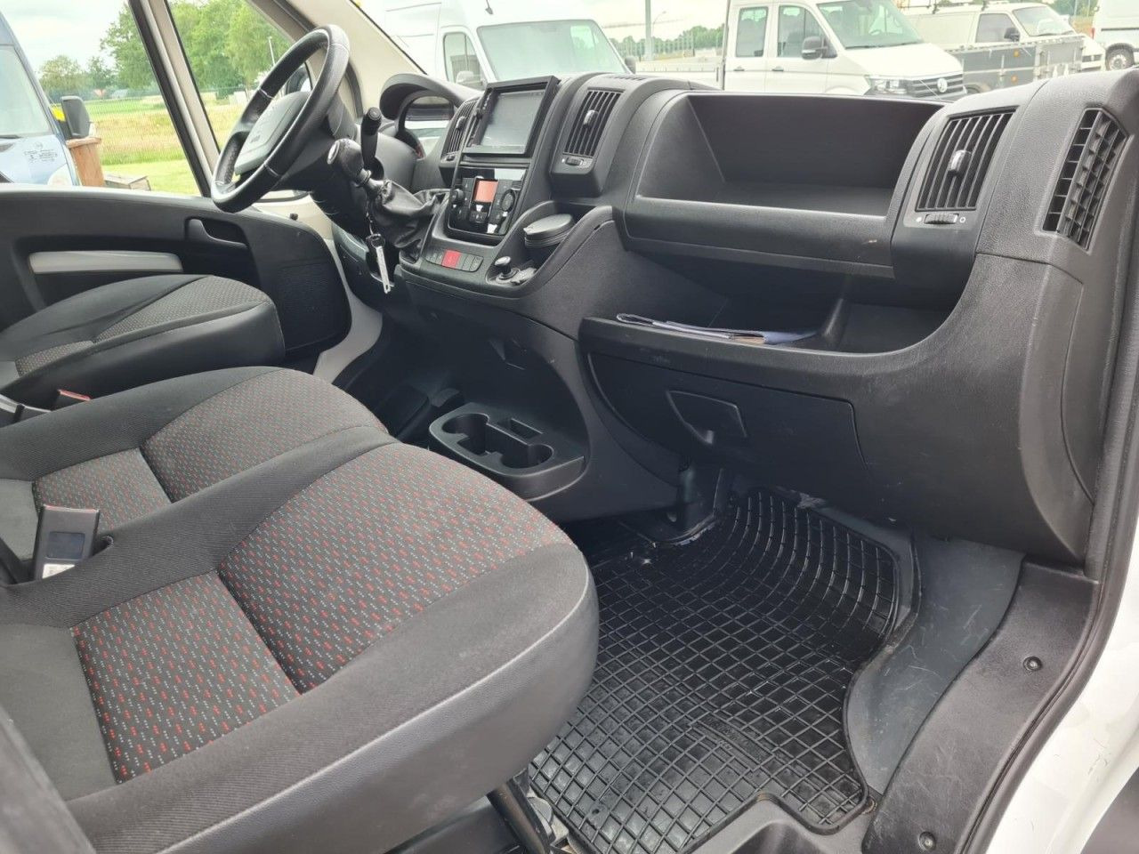 Peugeot Boxer 3,5t Pritsche Plane 2.2 HDi L4 435 - כלי רכב מסחרי עם וילונות צד: תמונה 4 Peugeot Boxer 3,5t Pritsche Plane 2.2 HDi L4 435 - כלי רכב מסחרי עם וילונות צד: תמונה 4