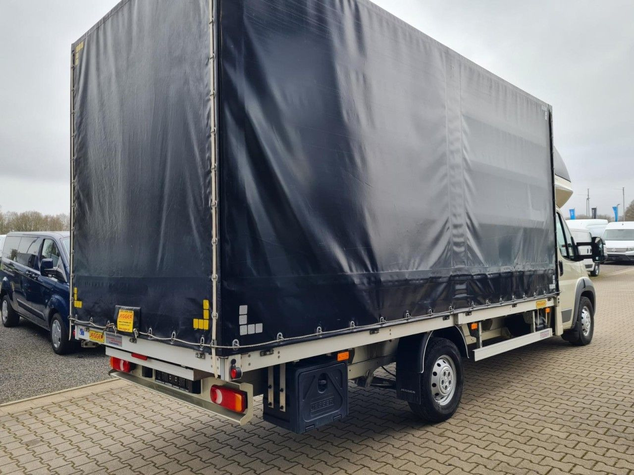 Peugeot Boxer Pritsche L4 Schiebe Plane Schlafkab Luftfe - כלי רכב מסחרי עם וילונות צד: תמונה 4 Peugeot Boxer Pritsche L4 Schiebe Plane Schlafkab Luftfe - כלי רכב מסחרי עם וילונות צד: תמונה 4