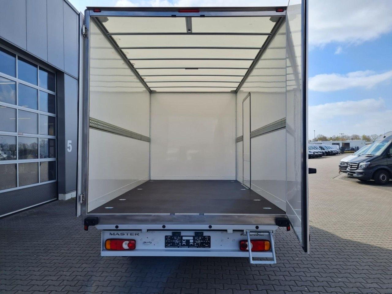 Renault Master 35 New Möbel Koffer KLIMA KOMFORT TEMPOMA - כלי רכב מסחרי עם תיבה: תמונה 5 Renault Master 35 New Möbel Koffer KLIMA KOMFORT TEMPOMA - כלי רכב מסחרי עם תיבה: תמונה 5