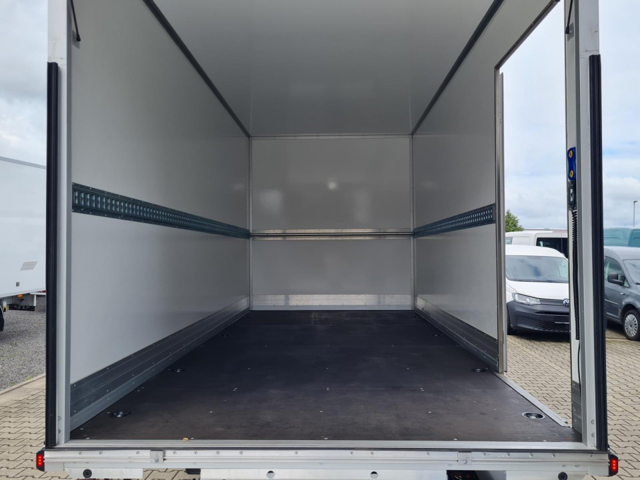 Renault Master 35 New Möbel Koffer LBW KLIMA TEMPOMAT - כלי רכב מסחרי עם תיבה: תמונה 5 Renault Master 35 New Möbel Koffer LBW KLIMA TEMPOMAT - כלי רכב מסחרי עם תיבה: תמונה 5