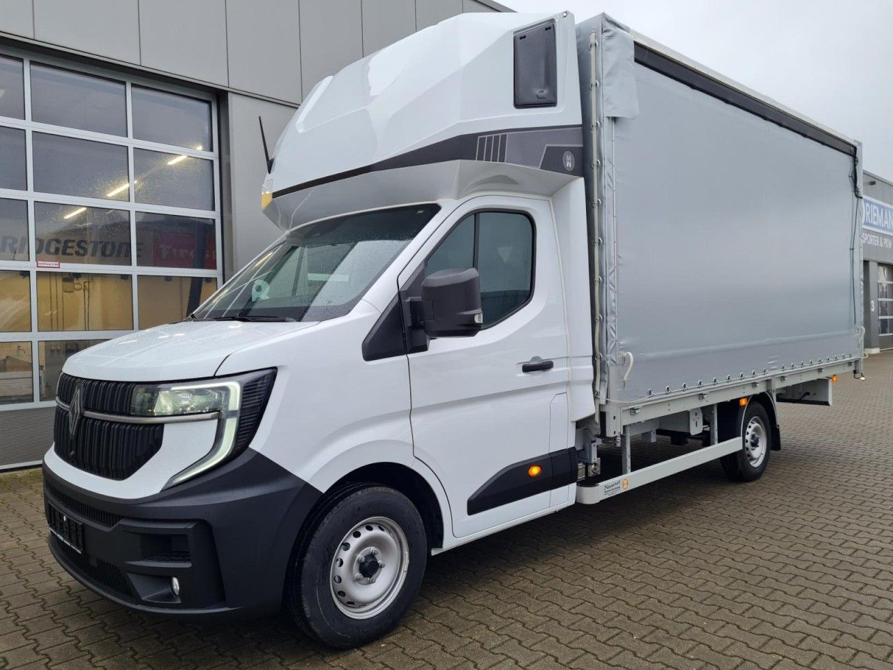 Renault Master 35 New Pritsche Schiebe Plane Schlafkab L - כלי רכב מסחרי עם וילונות צד: תמונה 2 Renault Master 35 New Pritsche Schiebe Plane Schlafkab L - כלי רכב מסחרי עם וילונות צד: תמונה 2