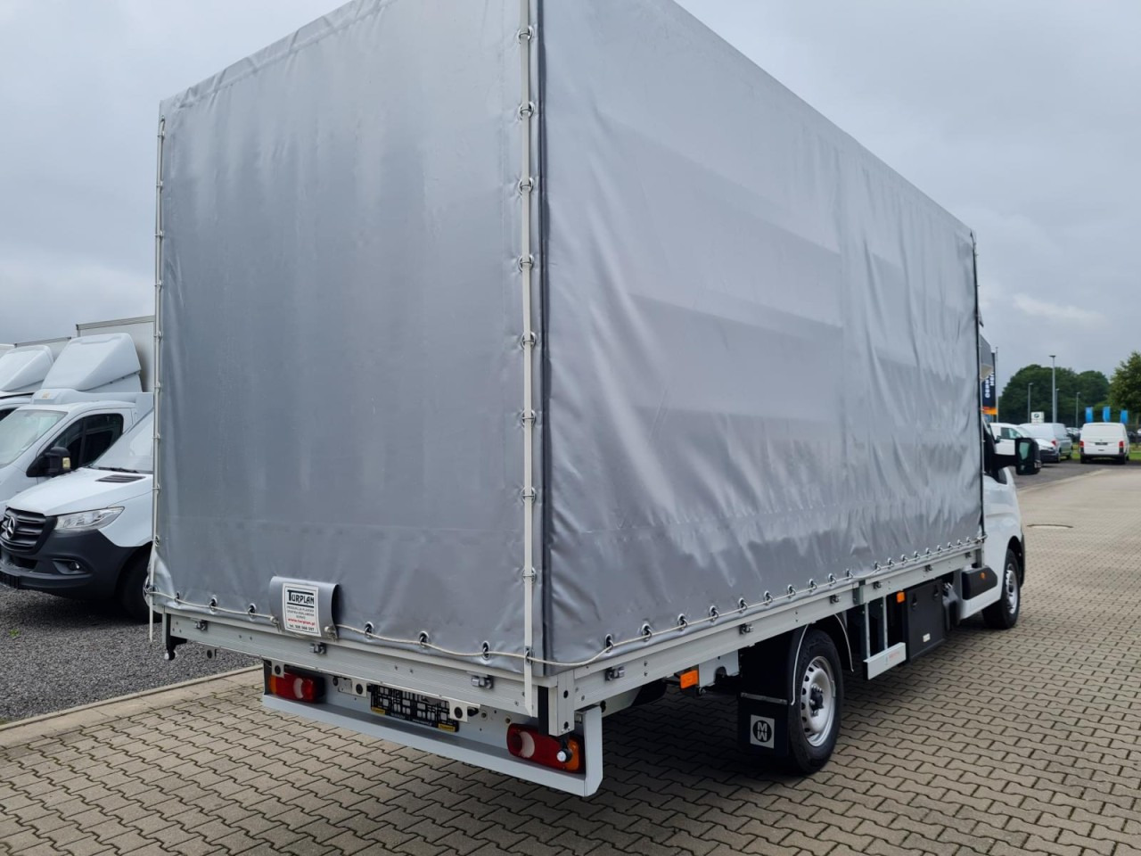 Renault Master 35 Pritsche Schiebe Plane Schlafkab 10 PAL LUFTFEDER - כלי רכב מסחרי עם וילונות צד: תמונה 4 Renault Master 35 Pritsche Schiebe Plane Schlafkab 10 PAL LUFTFEDER - כלי רכב מסחרי עם וילונות צד: תמונה 4