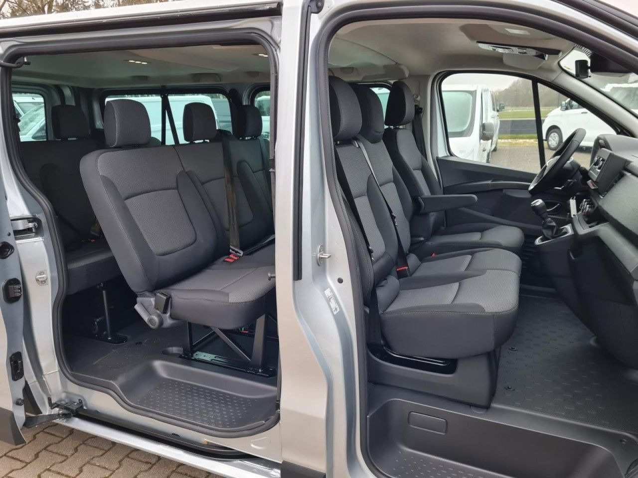 Renault Trafic Kombi 9-Sitze L2 Grand Equilibre KLIMA TE - מכונית: תמונה 4 Renault Trafic Kombi 9-Sitze L2 Grand Equilibre KLIMA TE - מכונית: תמונה 4