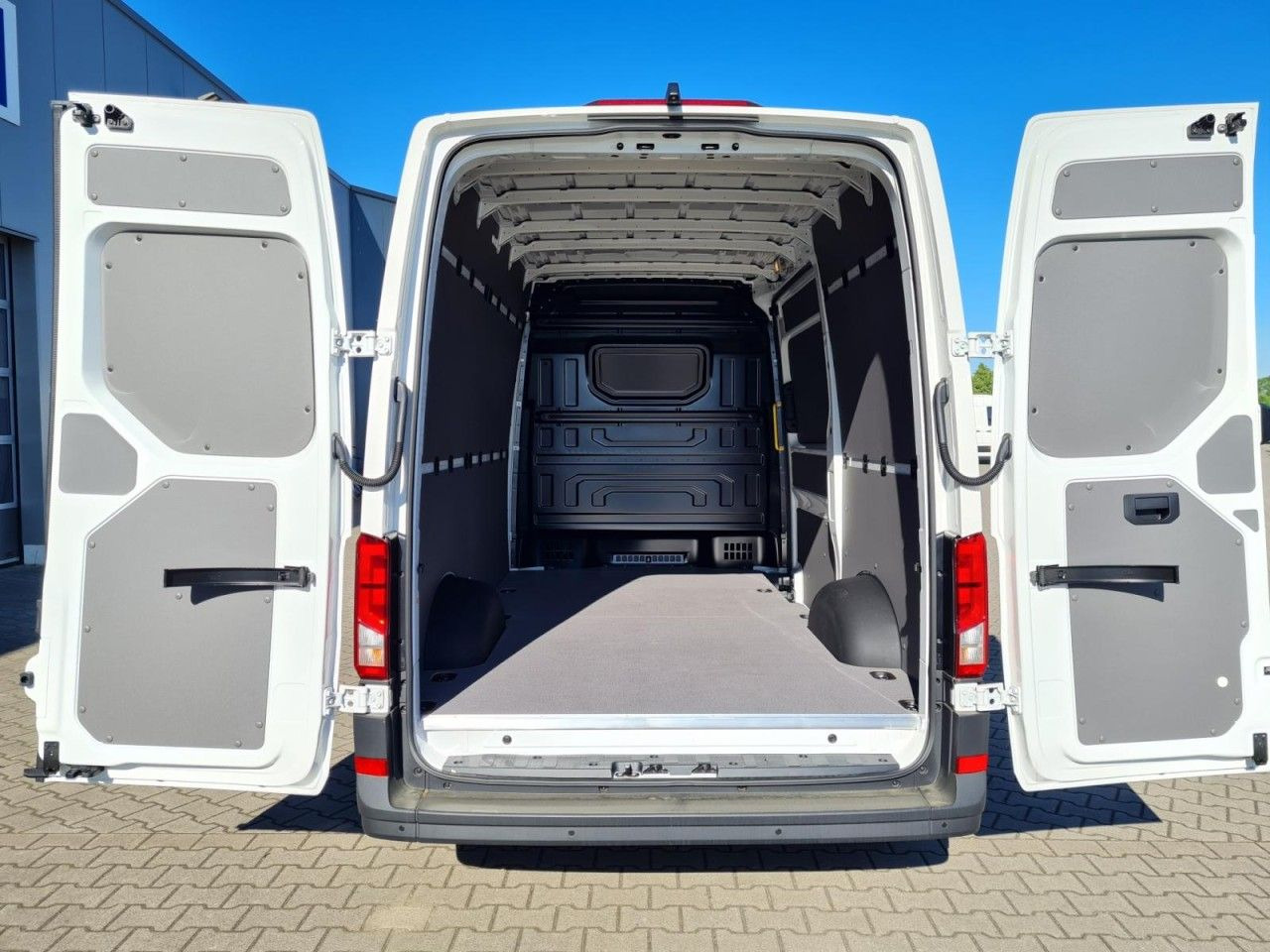Volkswagen Crafter 35 Kasten MR Hoch 4 Motion DSG KLIMA TEM Volkswagen Crafter 35 Kasten MR Hoch 4 Motion DSG KLIMA TEM - כלי רכב מסחרי עם לוח: תמונה 5 Volkswagen Crafter 35 Kasten MR Hoch 4 Motion DSG KLIMA TEM Volkswagen Crafter 35 Kasten MR Hoch 4 Motion DSG KLIMA TEM - כלי רכב מסחרי עם לוח: תמונה 5
