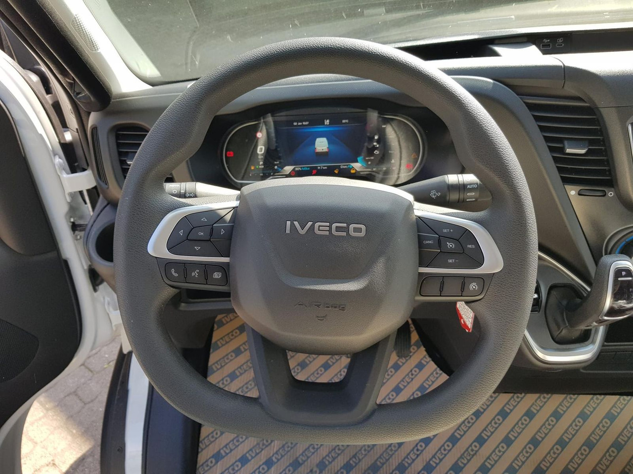 כלי רכב מסחרי עם לוח Iveco Daily 35S14A8 V Y mit Rückfahrkamera und Radi...: תמונה 12