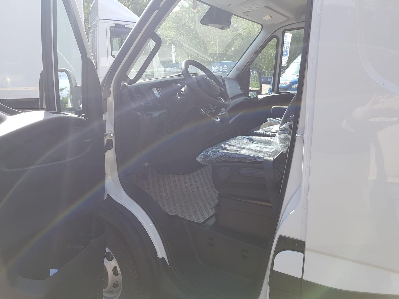 כלי רכב מסחרי עם לוח Iveco Daily 35S14A8 V Y mit Rückfahrkamera und Radi...: תמונה 10