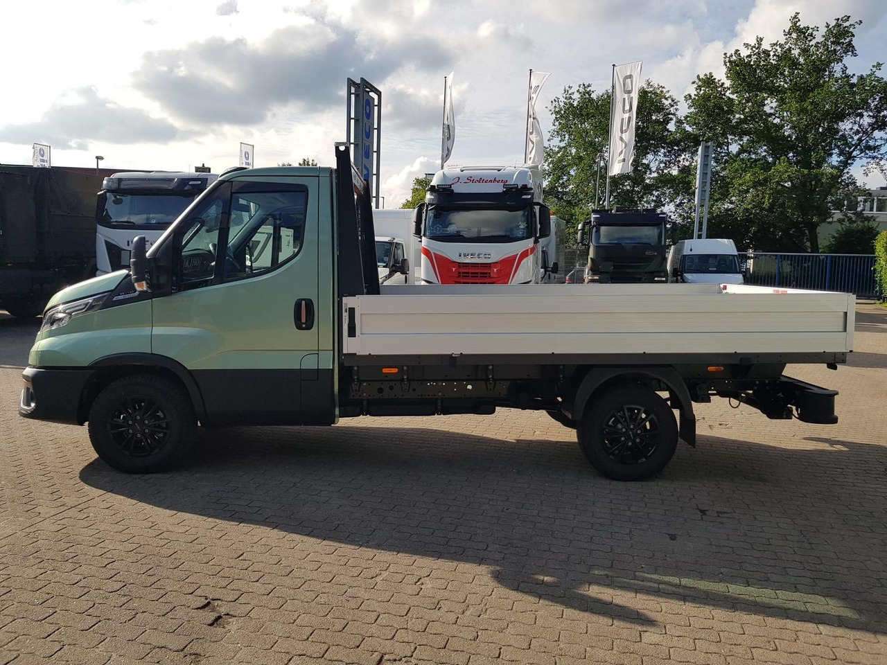 Iveco Daily 35S14HA8 Pritsche AHK 100 kW (136 PS),... - כלי רכב מסחרי במיטה שטוחה: תמונה 2 Iveco Daily 35S14HA8 Pritsche AHK 100 kW (136 PS),... - כלי רכב מסחרי במיטה שטוחה: תמונה 2