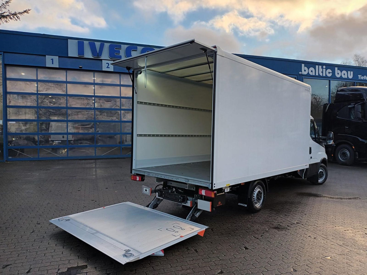 Iveco Daily 35S16HA8 Koffer LBW, Automatik,3x am Lager - כלי רכב מסחרי עם תיבה: תמונה 4 Iveco Daily 35S16HA8 Koffer LBW, Automatik,3x am Lager - כלי רכב מסחרי עם תיבה: תמונה 4