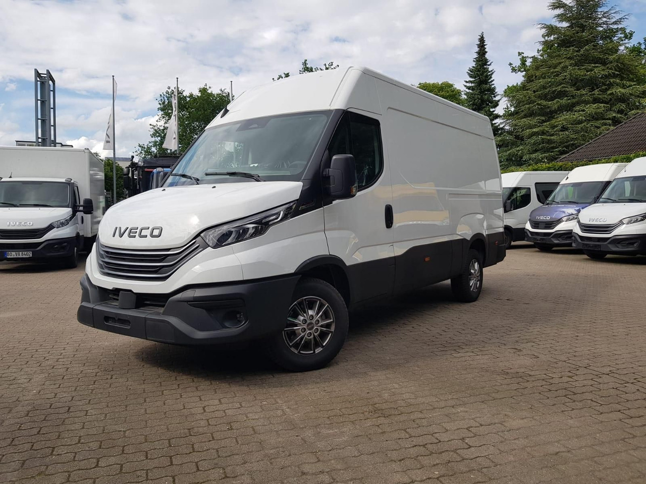 Iveco Daily 35S18HA8 V 3520L mit AHK, Rückfahrkamer... - כלי רכב מסחרי עם לוח: תמונה 1 Iveco Daily 35S18HA8 V 3520L mit AHK, Rückfahrkamer... - כלי רכב מסחרי עם לוח: תמונה 1