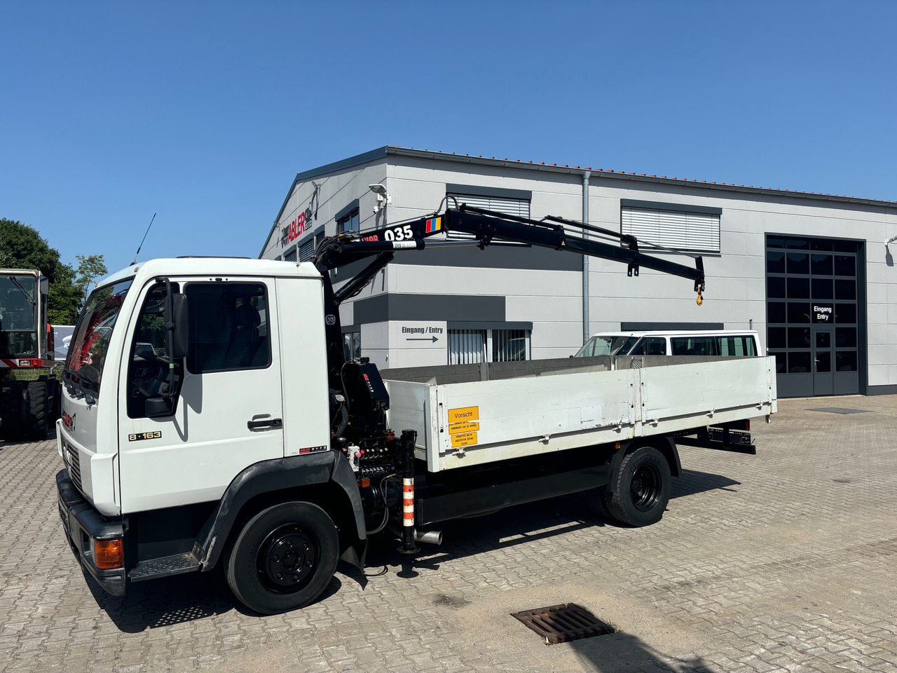 MAN 8.163 L2000 Pritsche+Kran Hiab 035 - משאית צד נופל/ שטוחה, משאית מנוף: תמונה 2 MAN 8.163 L2000 Pritsche+Kran Hiab 035 - משאית צד נופל/ שטוחה, משאית מנוף: תמונה 2