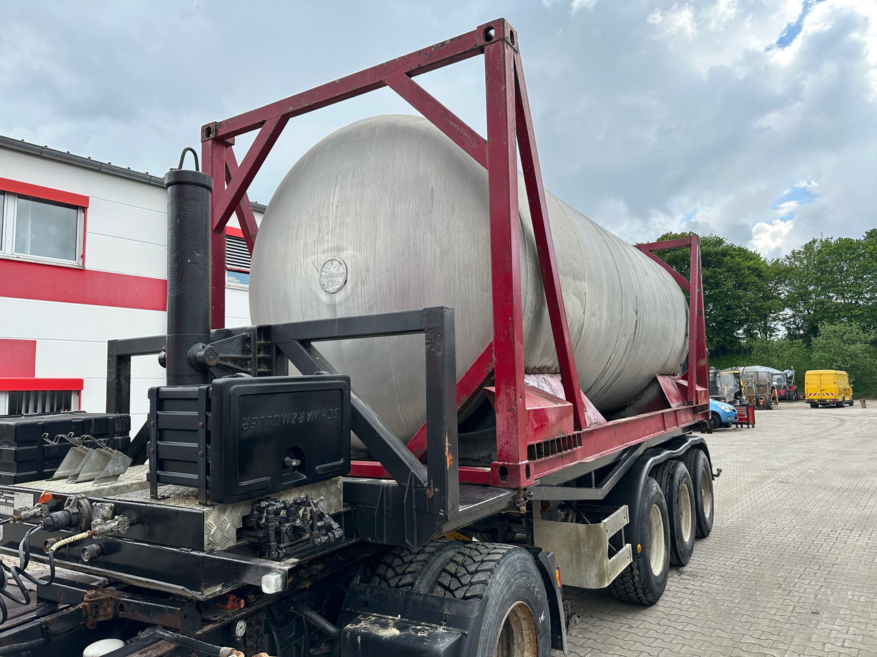 Schmidt CKSA 10/22-20 20 ft Containerkippchassis mit Lebensmitteltank - סמיטריילר עם מזהיר: תמונה 3 Schmidt CKSA 10/22-20 20 ft Containerkippchassis mit Lebensmitteltank - סמיטריילר עם מזהיר: תמונה 3