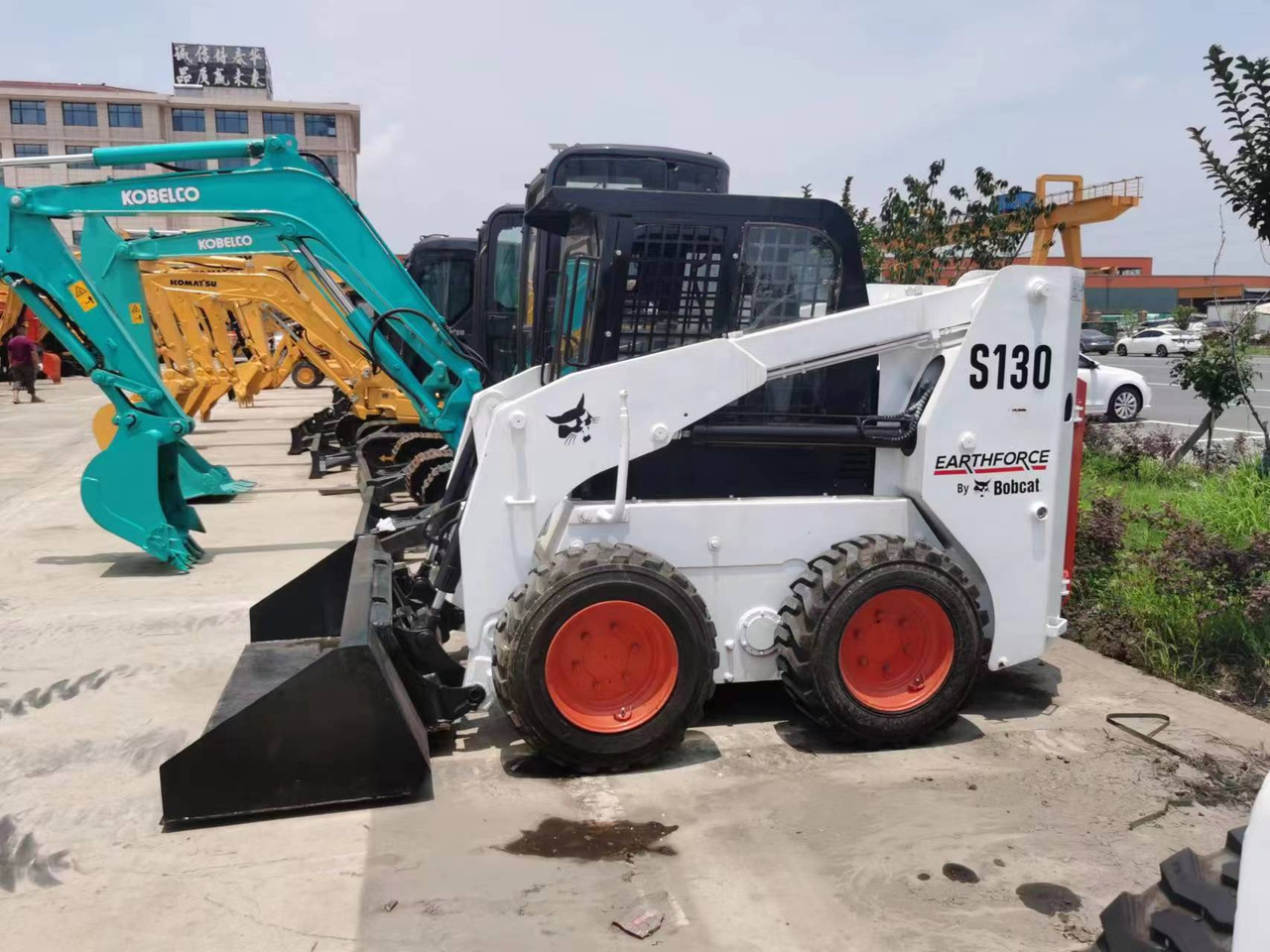 Bobcat S130 - מעמיס היגוי החלקה: תמונה 2 Bobcat S130 - מעמיס היגוי החלקה: תמונה 2