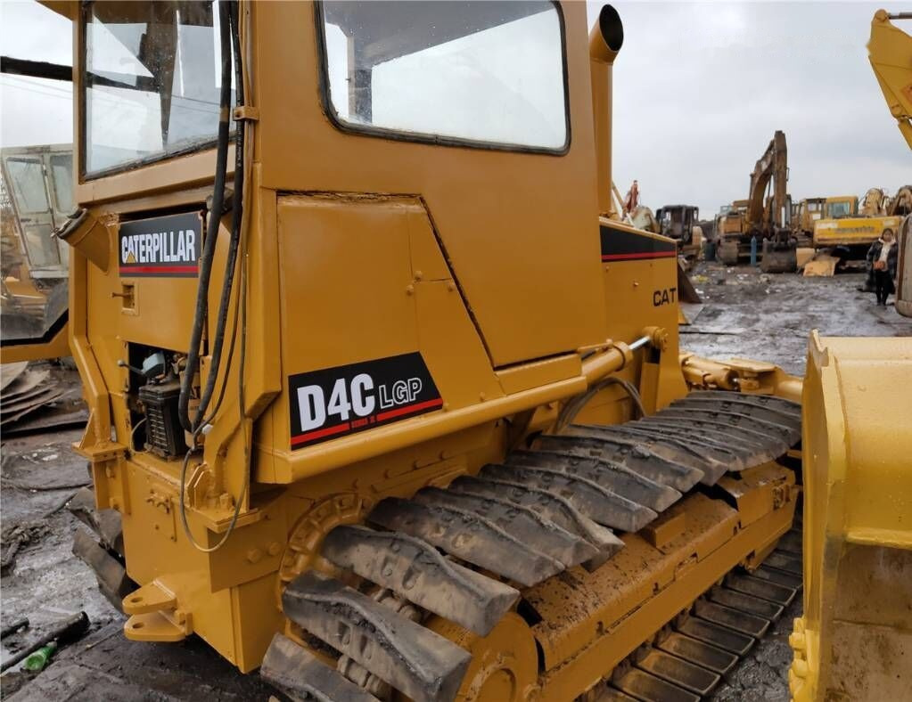 Caterpillar D4C - דחפור: תמונה 1 Caterpillar D4C - דחפור: תמונה 1