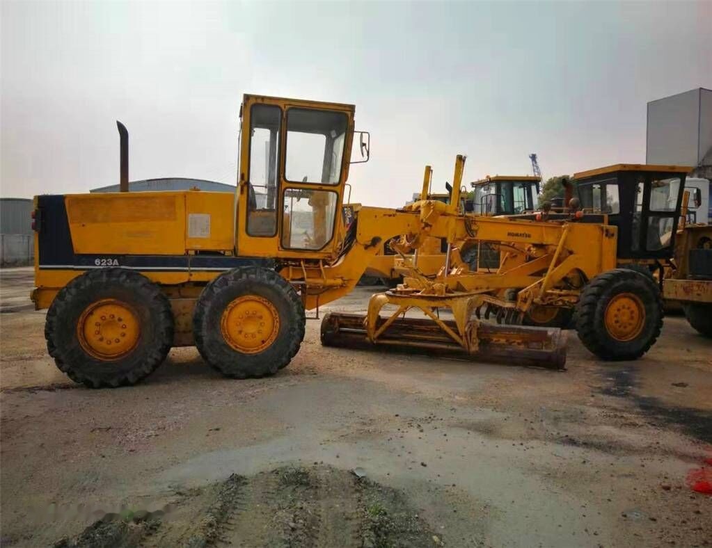 Komatsu GD623A - מפלסת: תמונה 3 Komatsu GD623A - מפלסת: תמונה 3
