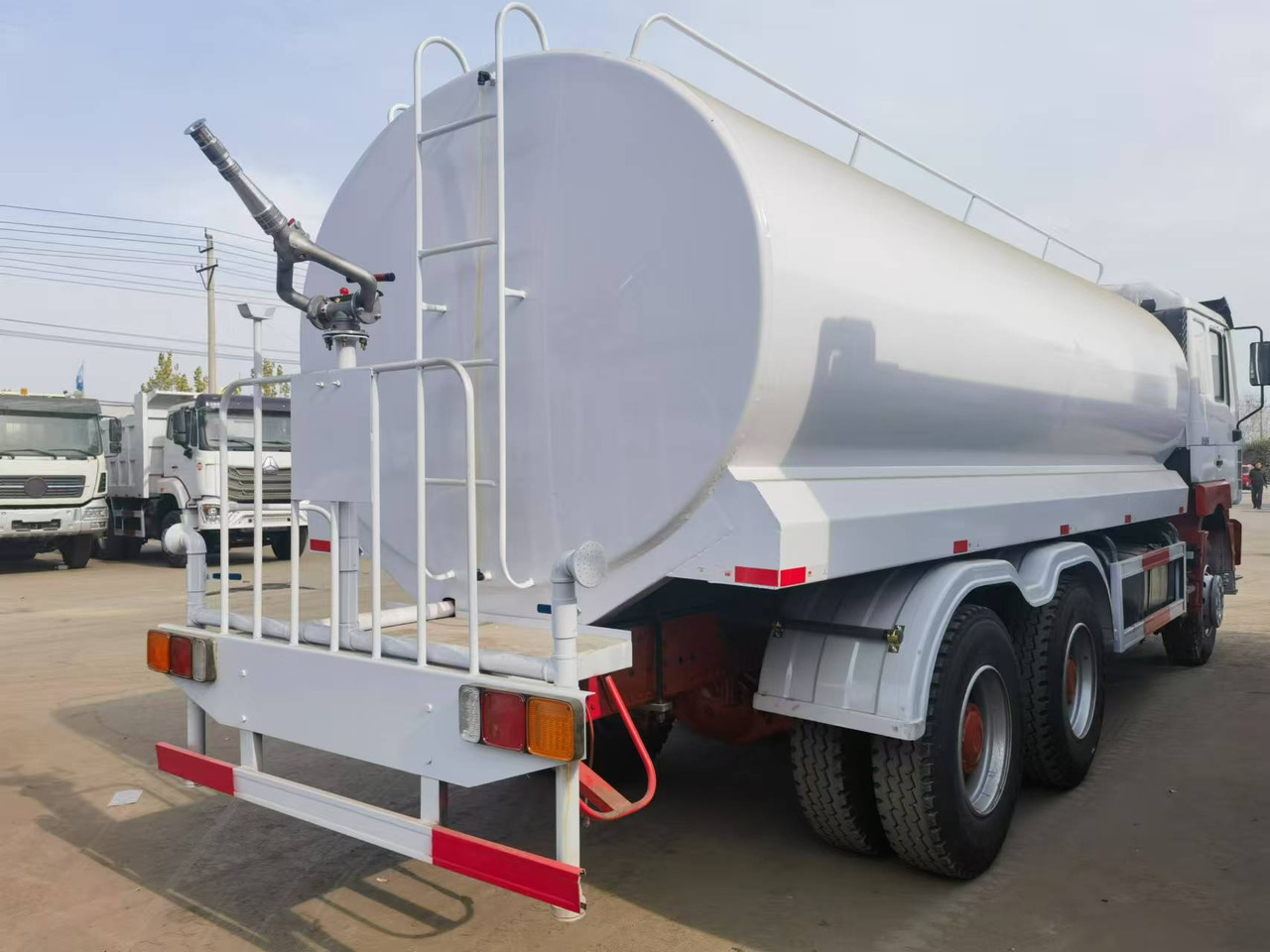 Shacman F3000 6*4 Sprinkler truck(Right rudder) - כלי רכב עירוני/ מיוחד: תמונה 3 Shacman F3000 6*4 Sprinkler truck(Right rudder) - כלי רכב עירוני/ מיוחד: תמונה 3