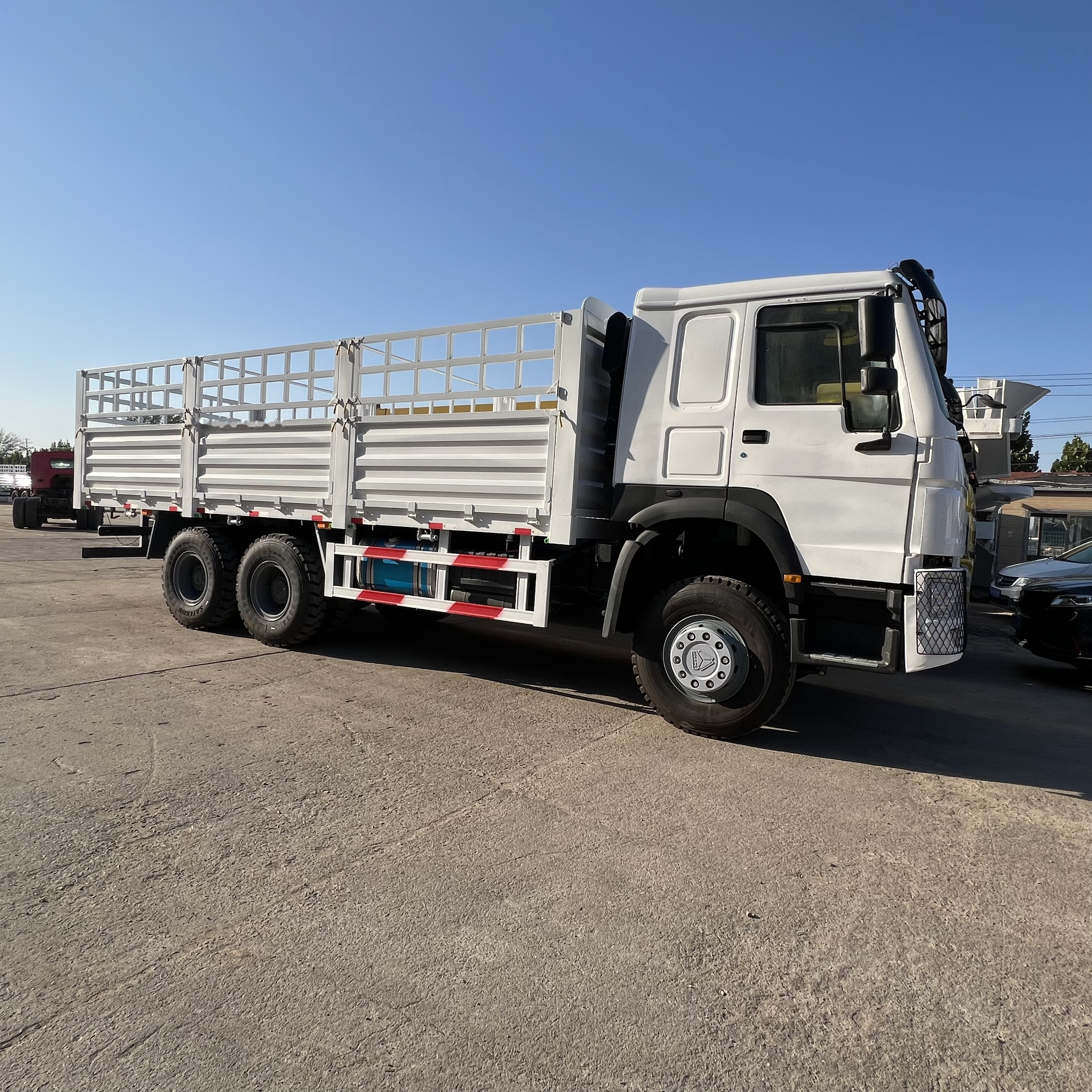 Sinotruk HOWO 371 6*4 Fence truck - משאית צד נופל/ שטוחה: תמונה 4 Sinotruk HOWO 371 6*4 Fence truck - משאית צד נופל/ שטוחה: תמונה 4