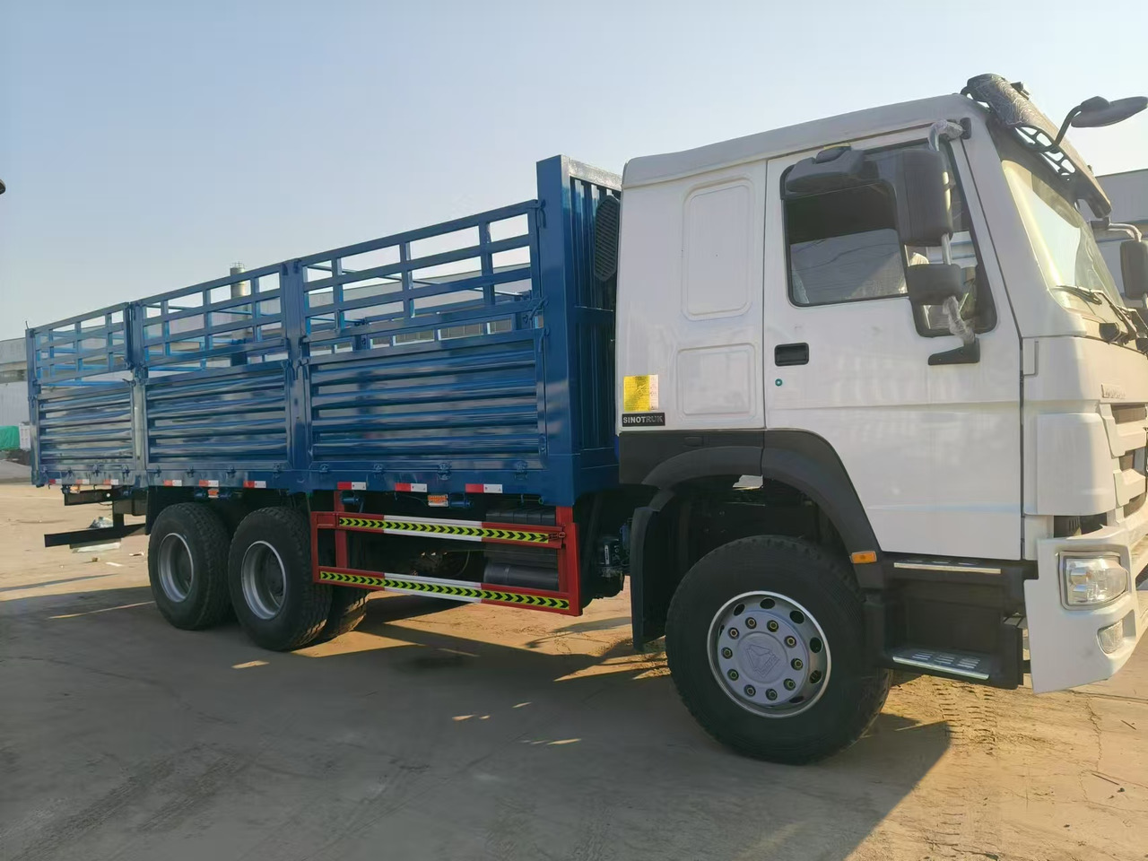 Sinotruk HOWO 371 6*4 Fence truck - משאית צד נופל/ שטוחה: תמונה 2 Sinotruk HOWO 371 6*4 Fence truck - משאית צד נופל/ שטוחה: תמונה 2