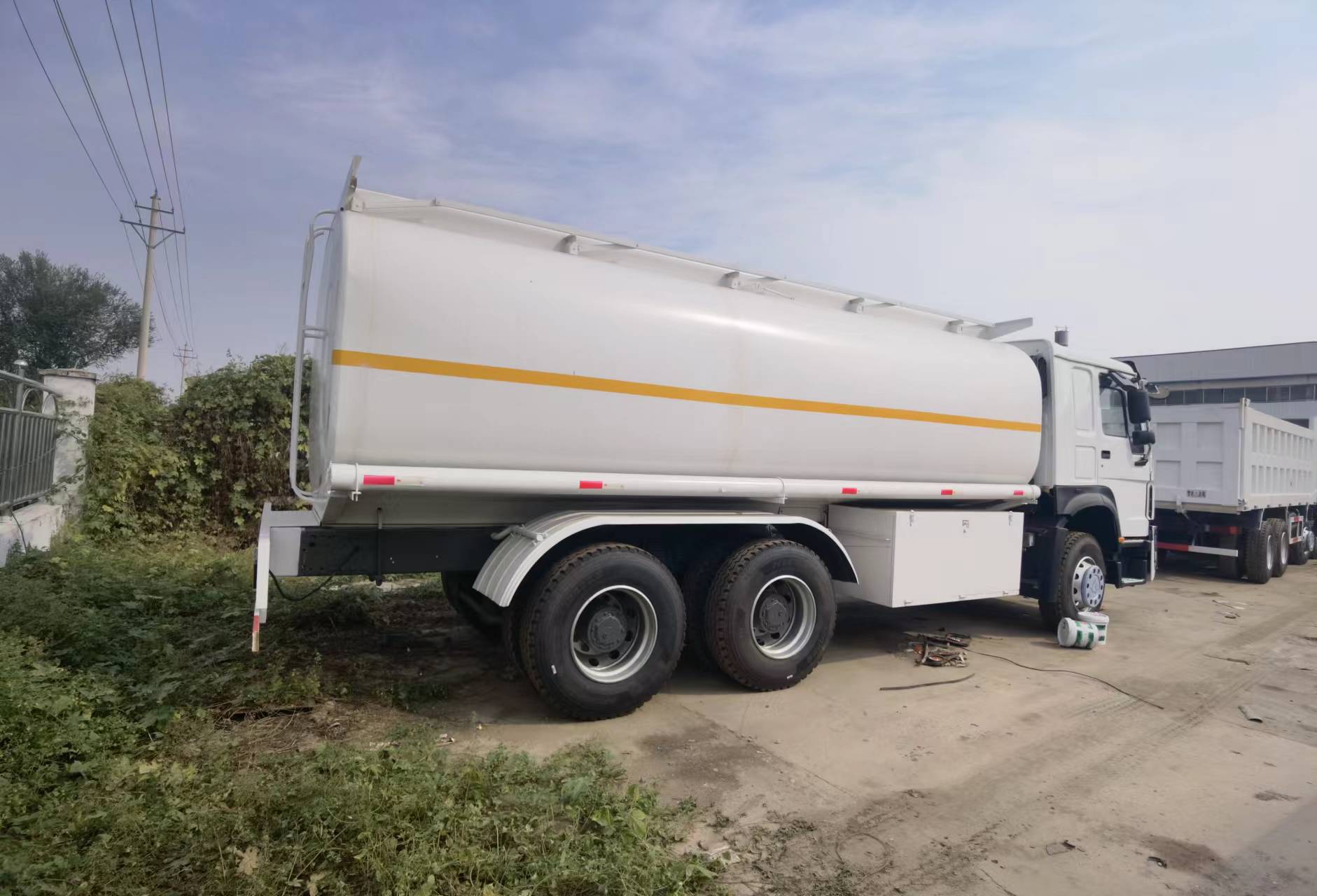 Sinotruk HOWO 371 6*4 Tank truck - משאית מכל: תמונה 3 Sinotruk HOWO 371 6*4 Tank truck - משאית מכל: תמונה 3