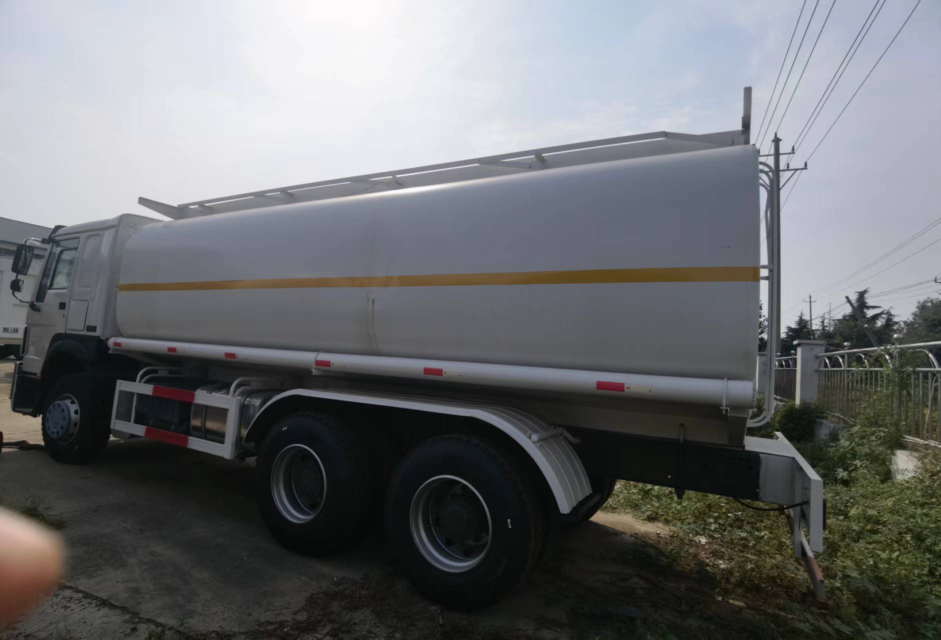 Sinotruk HOWO 371 6*4 Tank truck - משאית מכל: תמונה 5 Sinotruk HOWO 371 6*4 Tank truck - משאית מכל: תמונה 5