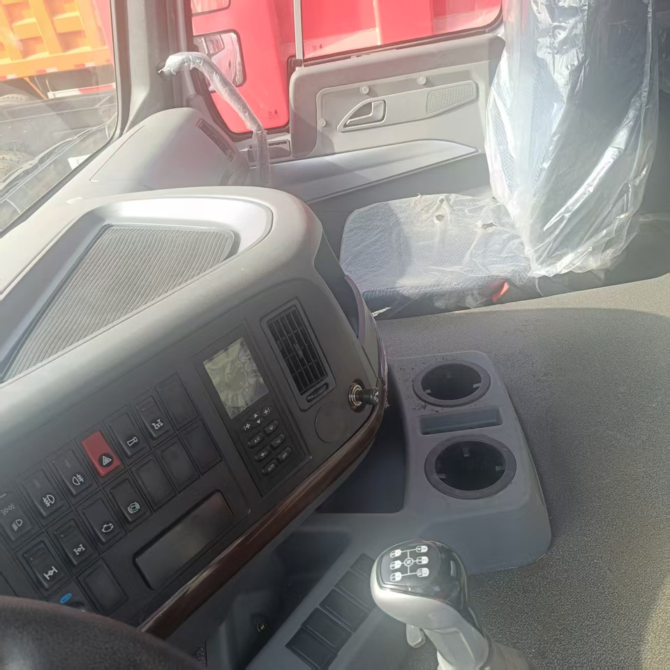 Sinotruk HOWO 371 8*4 Tank truck - משאית מכל: תמונה 3 Sinotruk HOWO 371 8*4 Tank truck - משאית מכל: תמונה 3