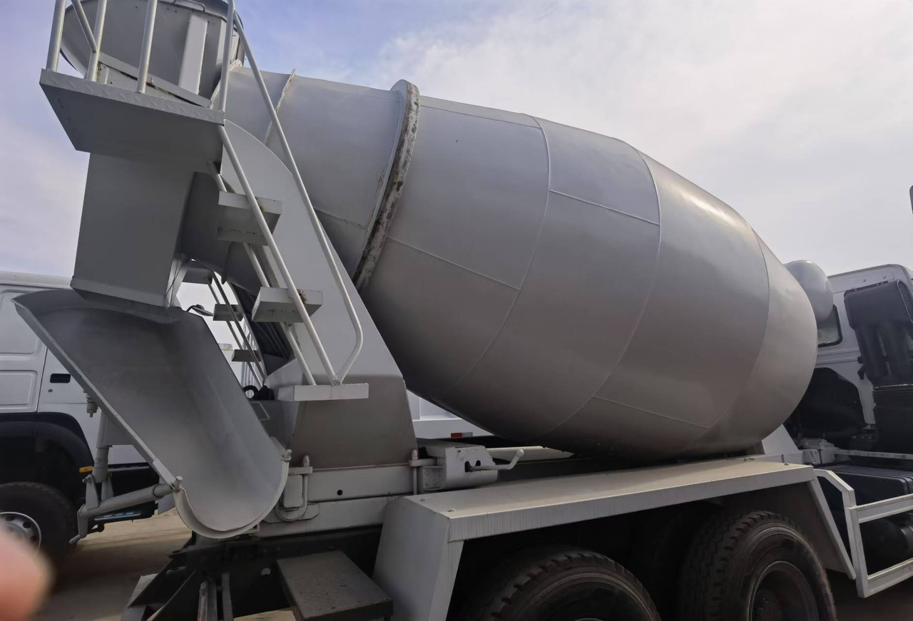 Sinotruk HOWO 371 Concrete mixer truck - משאית מערבלת בטון: תמונה 3 Sinotruk HOWO 371 Concrete mixer truck - משאית מערבלת בטון: תמונה 3
