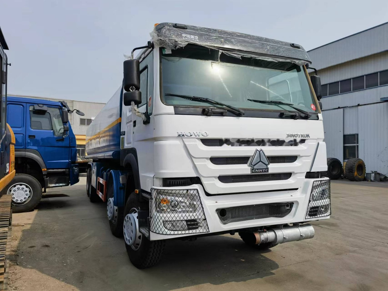 Sinotruk HOWO 375 8*4 Tank truck - משאית מכל: תמונה 3 Sinotruk HOWO 375 8*4 Tank truck - משאית מכל: תמונה 3