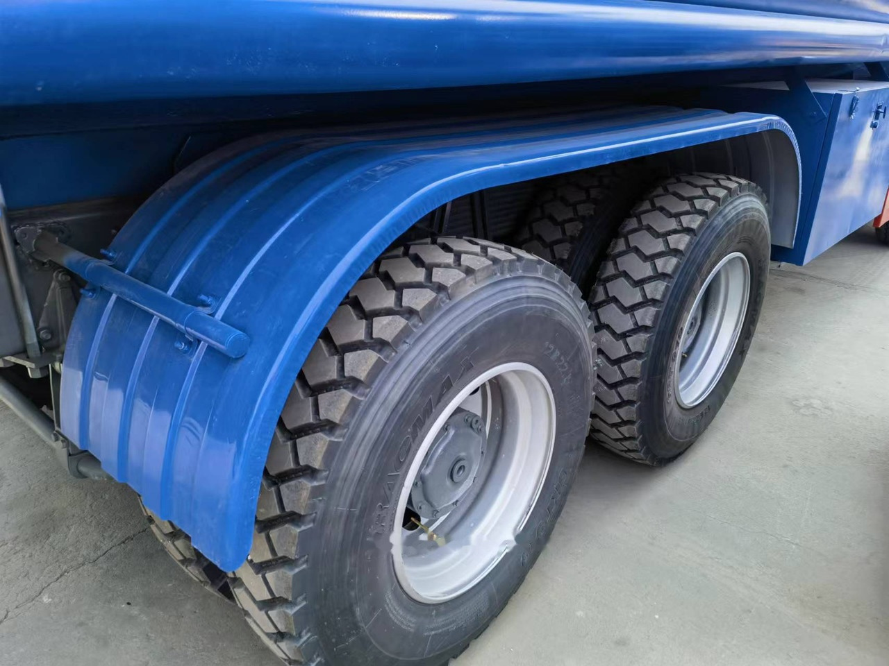 Sinotruk HOWO 375 8*4 Tank truck - משאית מכל: תמונה 2 Sinotruk HOWO 375 8*4 Tank truck - משאית מכל: תמונה 2