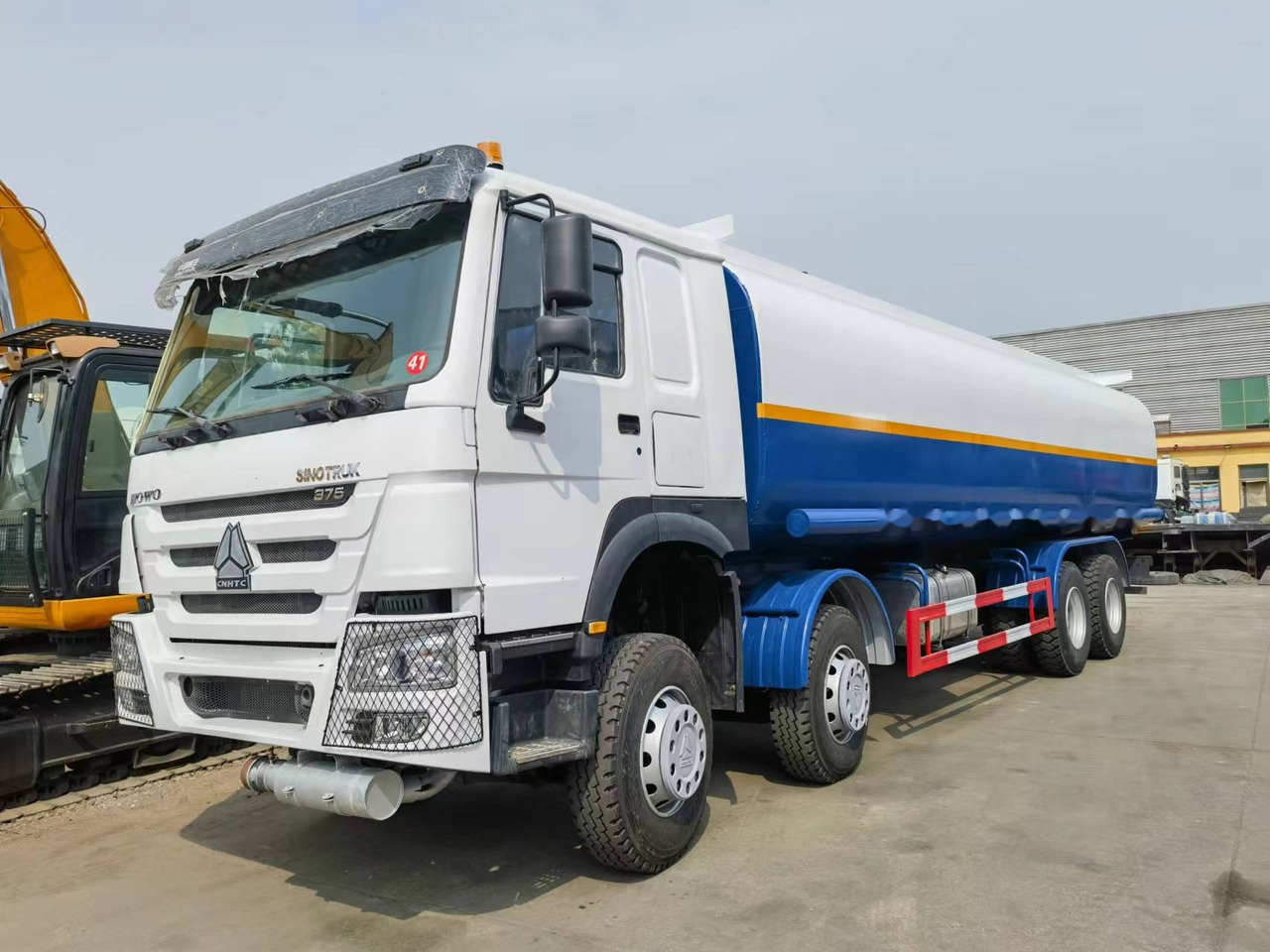 Sinotruk HOWO 375 8*4 Tank truck - משאית מכל: תמונה 1 Sinotruk HOWO 375 8*4 Tank truck - משאית מכל: תמונה 1