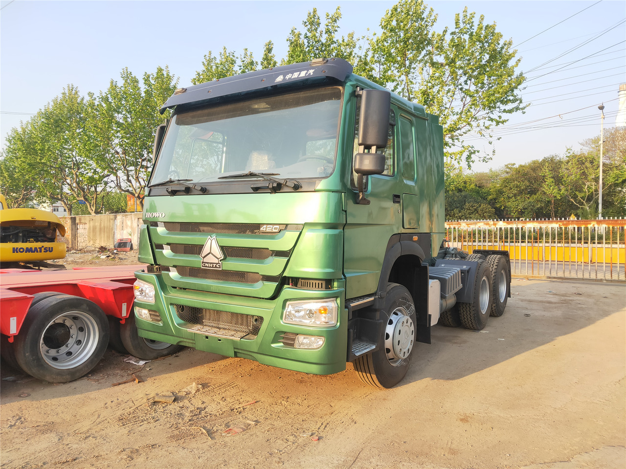 Sinotruk HOWO 420 tractor - מיני מסיר פסולת: תמונה 1 Sinotruk HOWO 420 tractor - מיני מסיר פסולת: תמונה 1