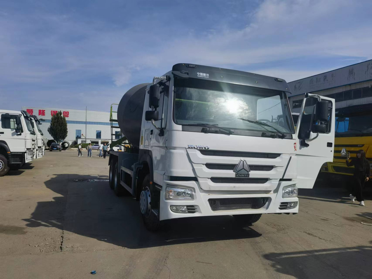 Sinotruk HOWO 6*4 Concrete mixer truck - משאית מערבלת בטון: תמונה 1 Sinotruk HOWO 6*4 Concrete mixer truck - משאית מערבלת בטון: תמונה 1