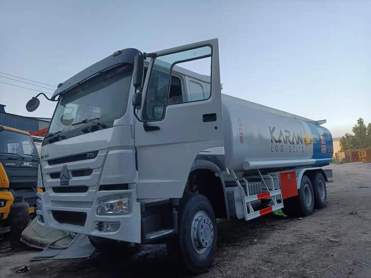 Sinotruk HOWO 6*4 Fuel Tank Truck - משאית מכל: תמונה 1 Sinotruk HOWO 6*4 Fuel Tank Truck - משאית מכל: תמונה 1