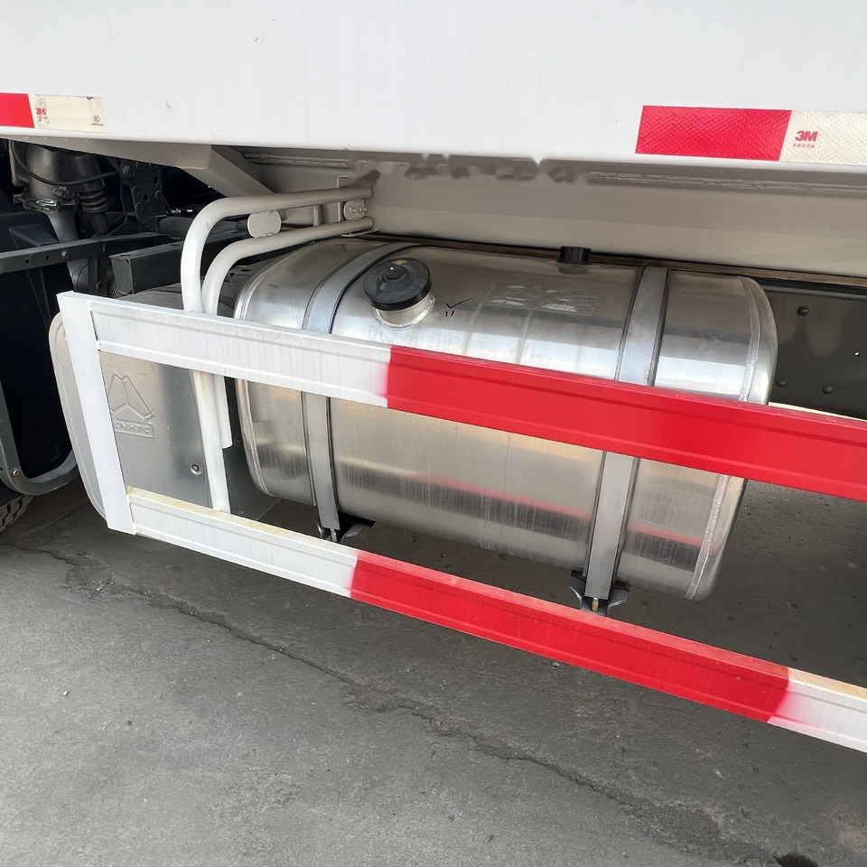 Sinotruk HOWO 6*4 sprinkler truck - כלי רכב עירוני/ מיוחד: תמונה 5 Sinotruk HOWO 6*4 sprinkler truck - כלי רכב עירוני/ מיוחד: תמונה 5