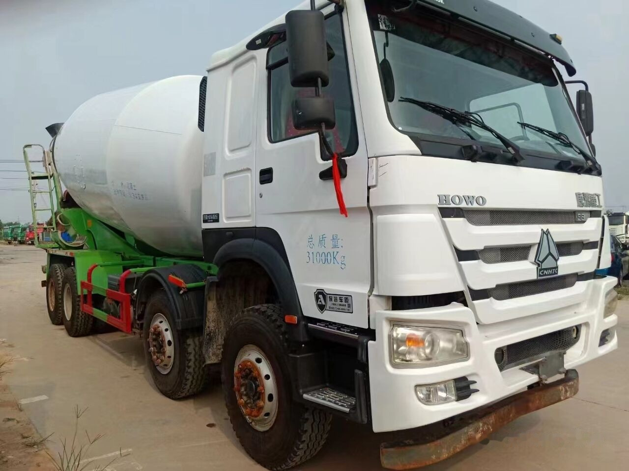 Sinotruk HOWO 8*4 Concrete mixer truck - משאית מערבלת בטון: תמונה 2 Sinotruk HOWO 8*4 Concrete mixer truck - משאית מערבלת בטון: תמונה 2