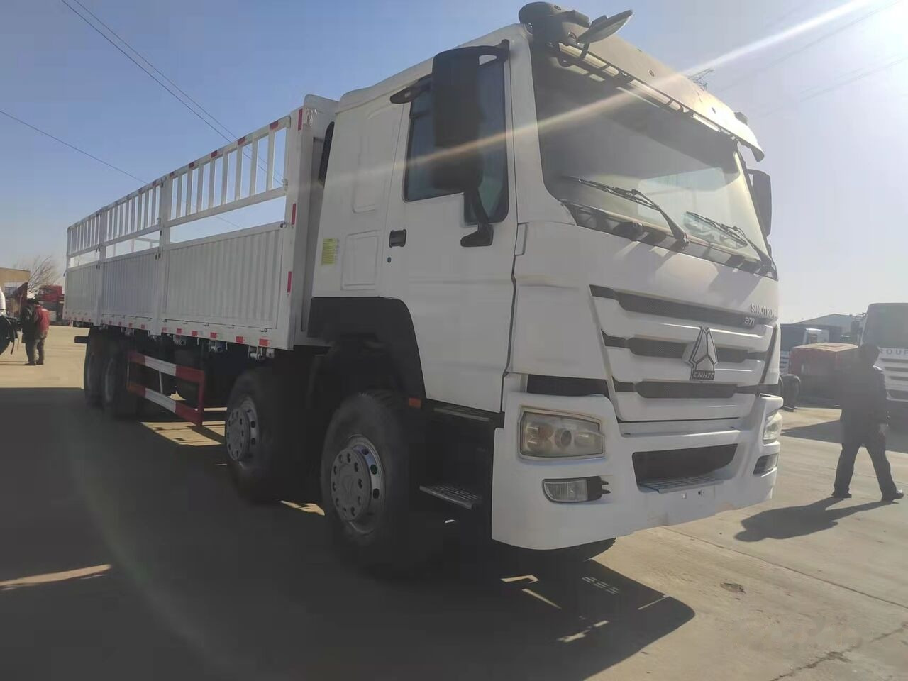 Sinotruk HOWO 8*4 Dump truck - משאית צד נופל/ שטוחה: תמונה 4 Sinotruk HOWO 8*4 Dump truck - משאית צד נופל/ שטוחה: תמונה 4