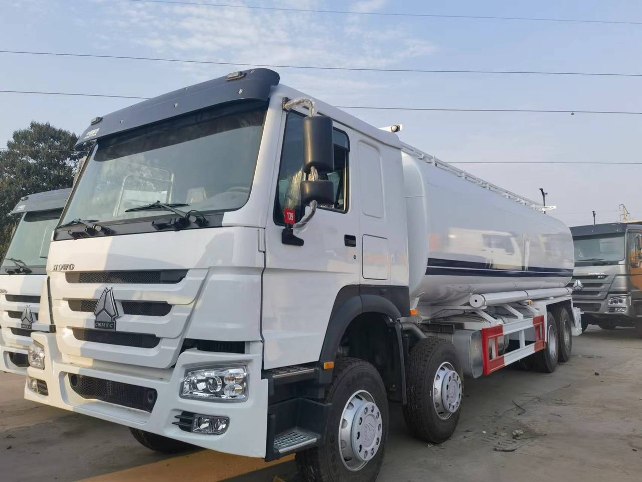 Sinotruk HOWO 8*4 Tank truck - משאית מכל: תמונה 5 Sinotruk HOWO 8*4 Tank truck - משאית מכל: תמונה 5