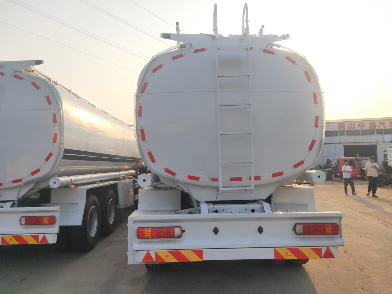 משאית מכל Sinotruk HOWO 8*4 Tank truck: תמונה 7