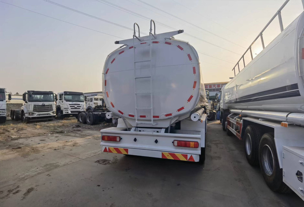 Sinotruk HOWO 8*4 Tank truck - משאית מכל: תמונה 4 Sinotruk HOWO 8*4 Tank truck - משאית מכל: תמונה 4
