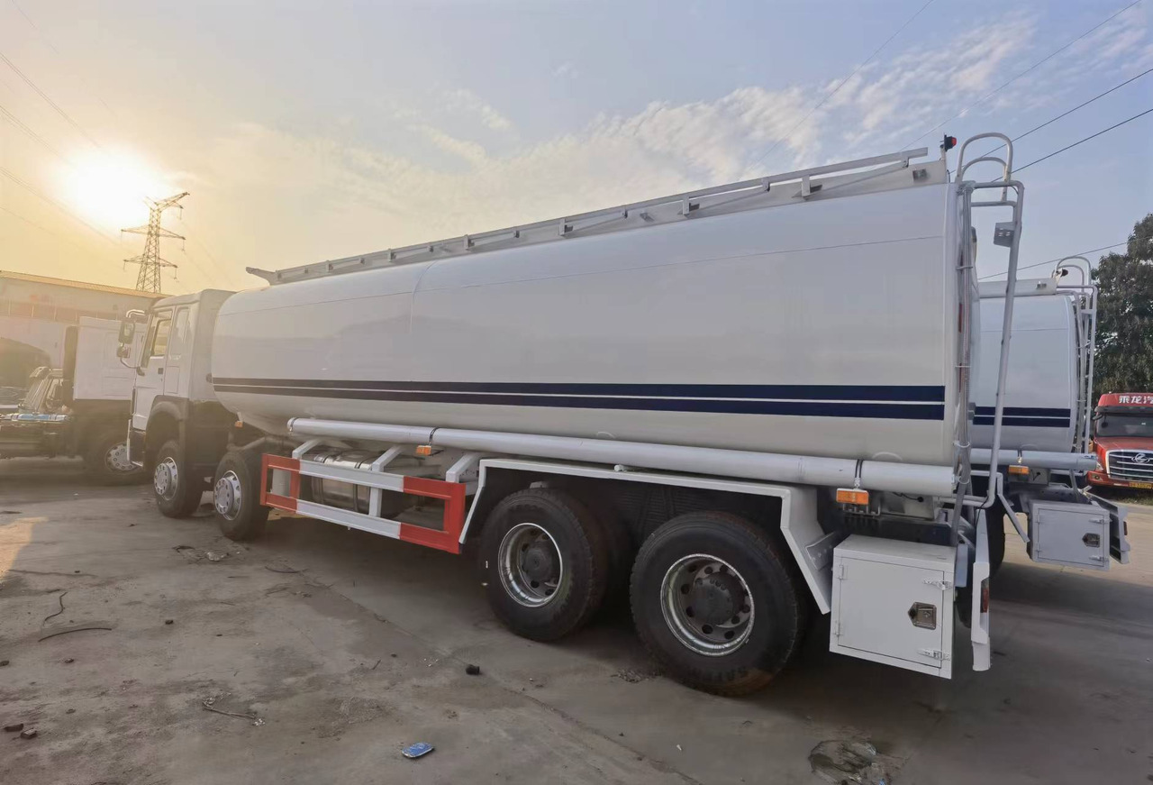 Sinotruk HOWO 8*4 Tank truck - משאית מכל: תמונה 2 Sinotruk HOWO 8*4 Tank truck - משאית מכל: תמונה 2