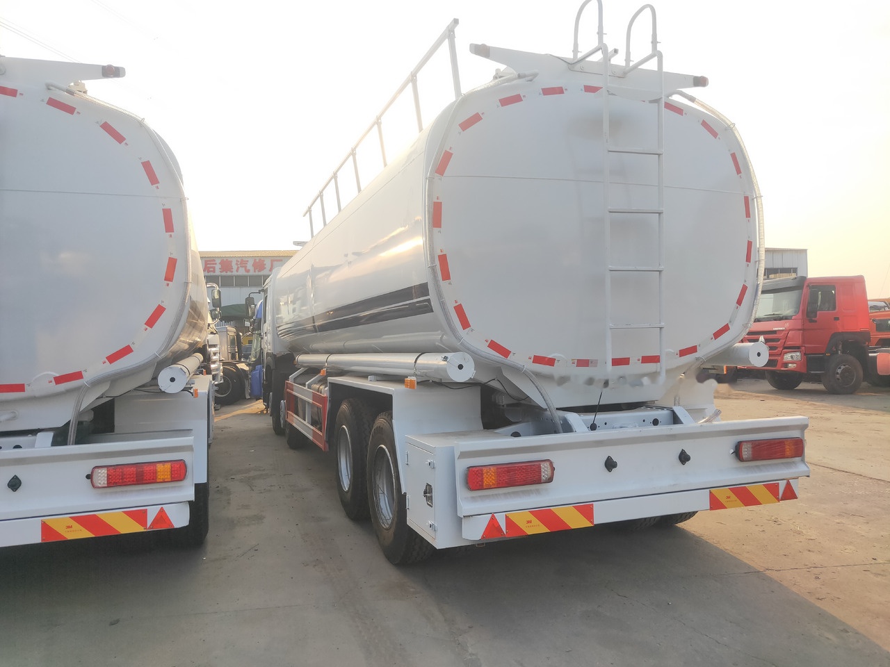 משאית מכל Sinotruk HOWO 8*4 Tank truck: תמונה 8