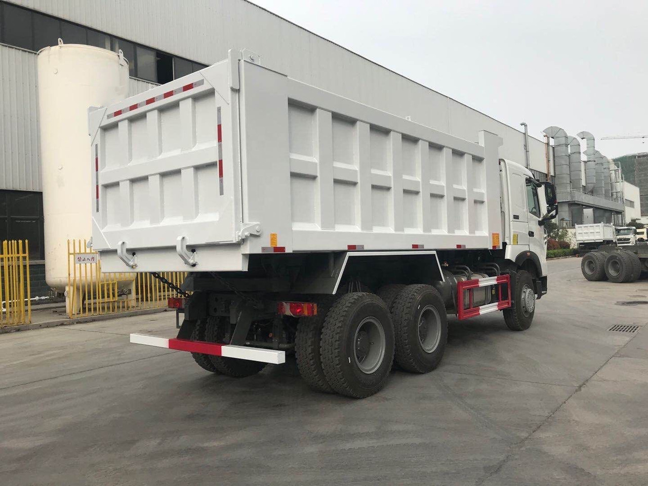 Sinotruk HOWO A7 - מיני מסיר פסולת: תמונה 5 Sinotruk HOWO A7 - מיני מסיר פסולת: תמונה 5