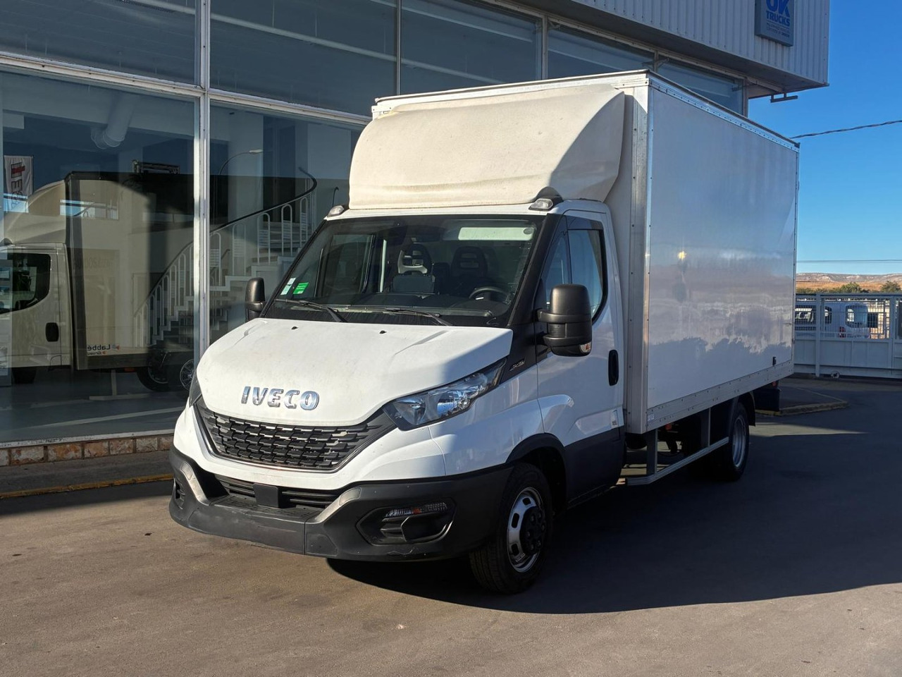 Caja cerrada IVECO 35C16 20m3 con puertas traseras - כלי רכב מסחרי עם תיבה: תמונה 1 Caja cerrada IVECO 35C16 20m3 con puertas traseras - כלי רכב מסחרי עם תיבה: תמונה 1