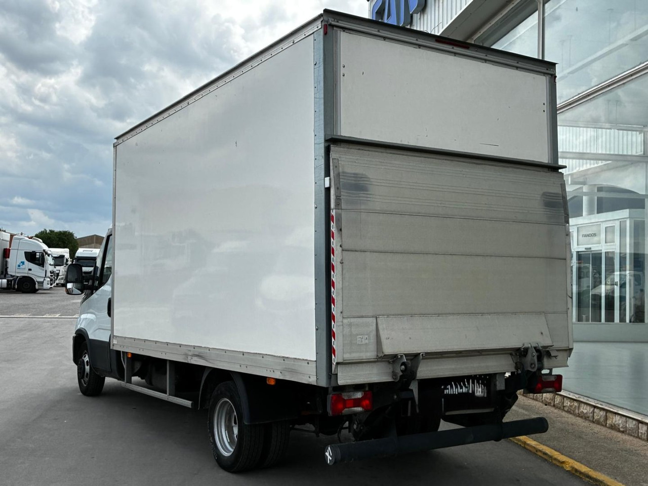 Caja cerrada IVECO 35C16 20m3 - כלי רכב מסחרי עם תיבה: תמונה 4 Caja cerrada IVECO 35C16 20m3 - כלי רכב מסחרי עם תיבה: תמונה 4