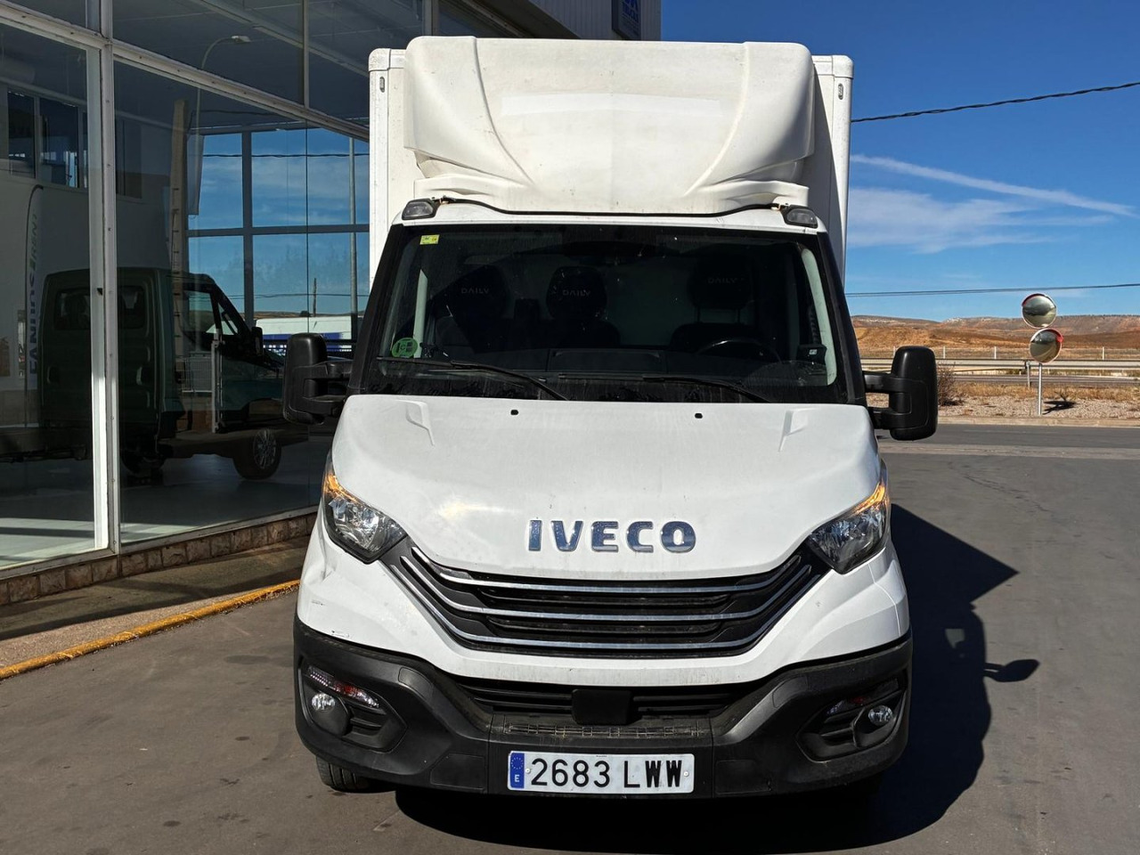 Caja cerrada con plataforma elevadora IVECO 35C14 20m3 con puerta lateral - כלי רכב מסחרי עם תיבה: תמונה 2 Caja cerrada con plataforma elevadora IVECO 35C14 20m3 con puerta lateral - כלי רכב מסחרי עם תיבה: תמונה 2