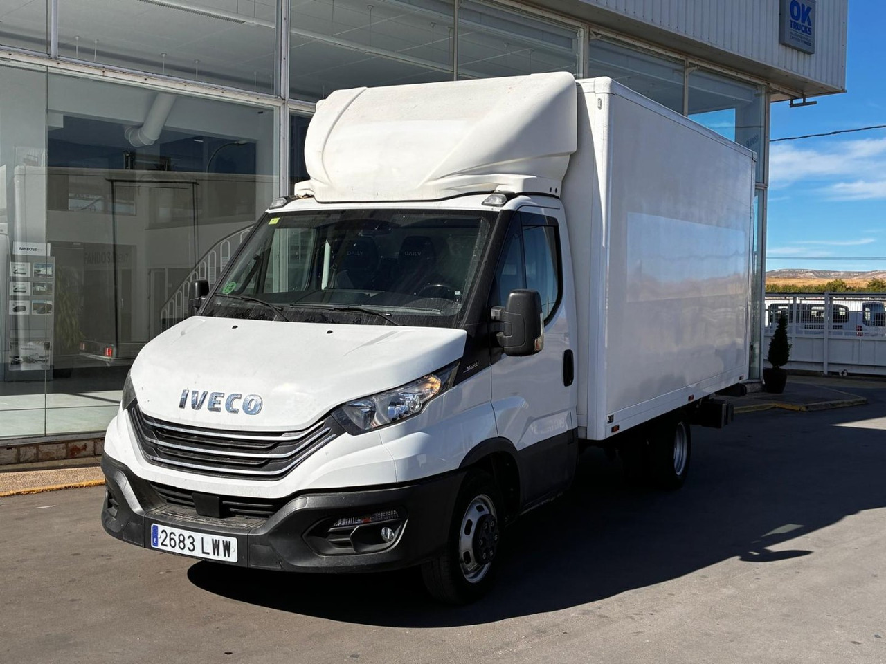 Caja cerrada con plataforma elevadora IVECO 35C14 20m3 con puerta lateral - כלי רכב מסחרי עם תיבה: תמונה 1 Caja cerrada con plataforma elevadora IVECO 35C14 20m3 con puerta lateral - כלי רכב מסחרי עם תיבה: תמונה 1