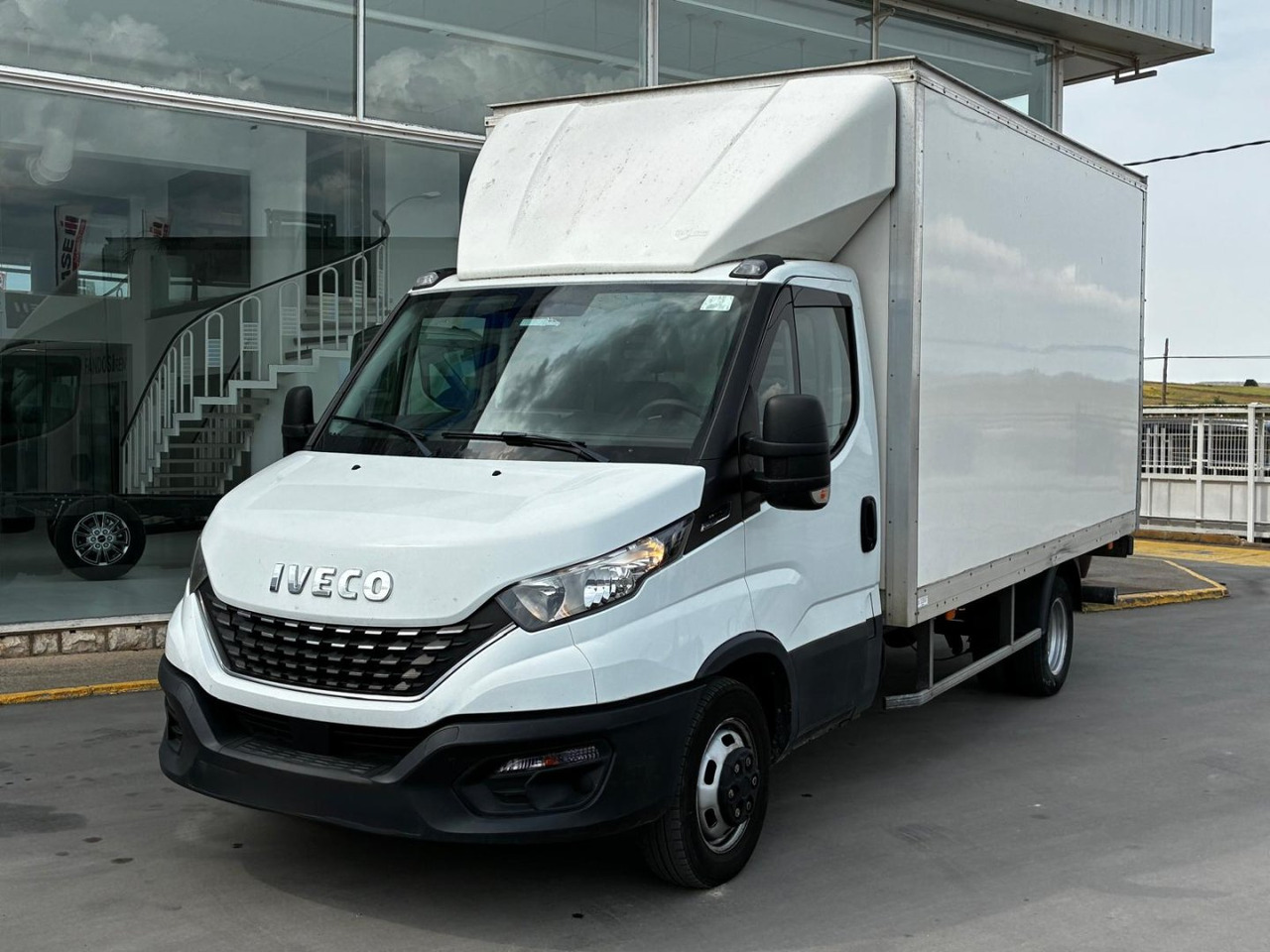 Caja cerrada con plataforma elevadora IVECO 35C16 20m3 Automática - כלי רכב מסחרי עם תיבה: תמונה 1 Caja cerrada con plataforma elevadora IVECO 35C16 20m3 Automática - כלי רכב מסחרי עם תיבה: תמונה 1
